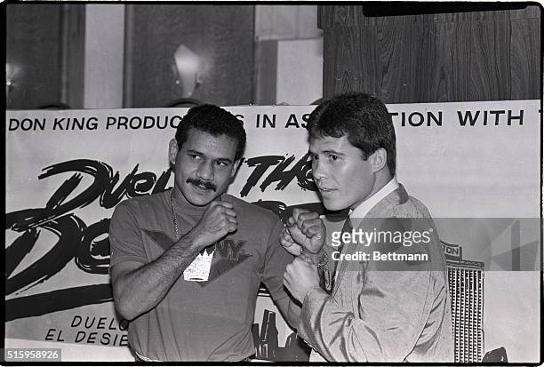 Los Angeles, California- WBA lightweight champion Edwin Rosario and challenger Julio Cesar Chavez pose for photographers at a press conference 11/12...