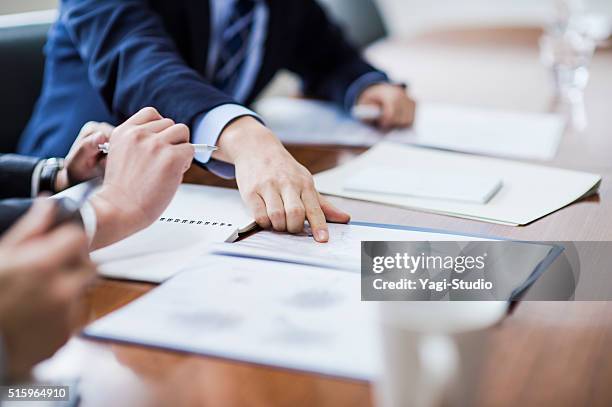 close-up of a businessmans hand - planning stockfoto's en -beelden