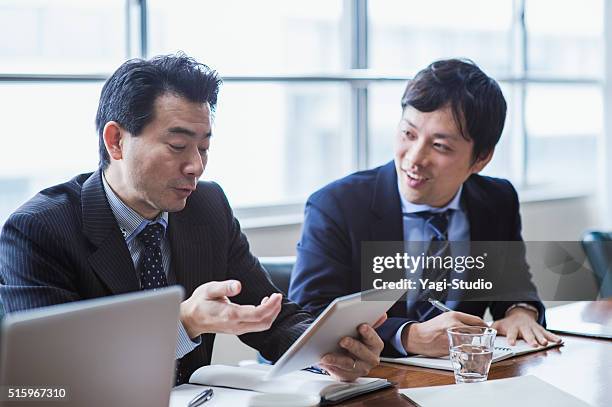 2 つのビジネスミーティング、コンファレンスルーム。 - 会社員 笑顔 日本人 ストックフォトと画像