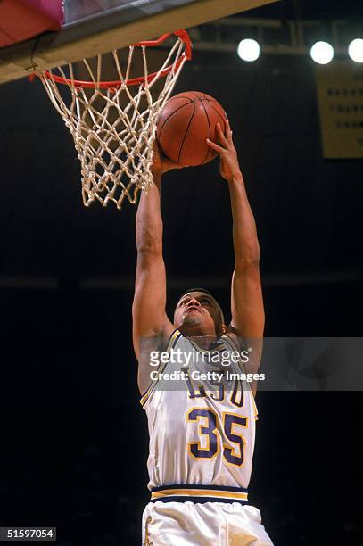 Chris Jackson of the Louisiana State University Tigers shoots in 1989.