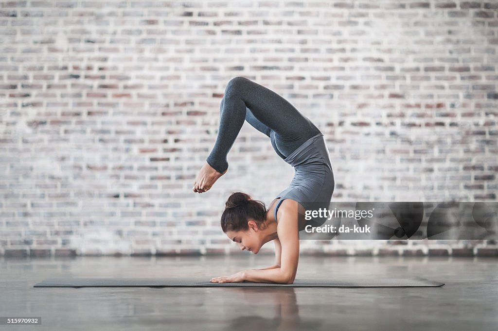 Junge Frau tun Yoga-Meditation und Stretching-Übungen