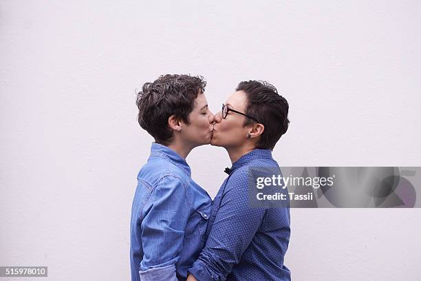 una beso.un mil sentimientos - gay couple kissing fotografías e imágenes de stock