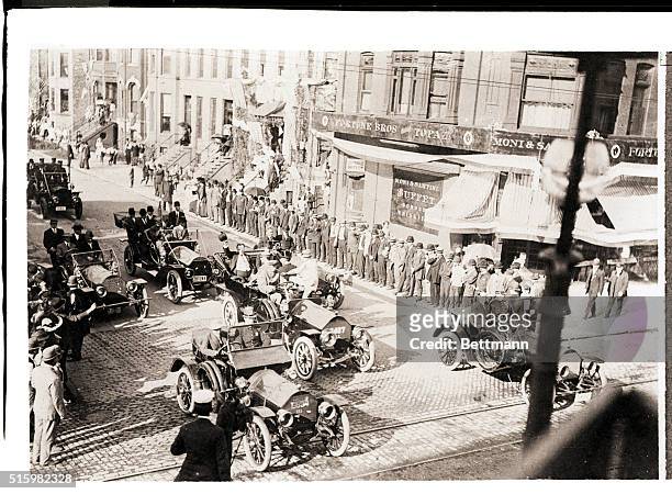 Chicago, IL- A motorcade escorts William Howard Taft , waving his hat to the crowd, through Chicago during the Republican National Convention of...