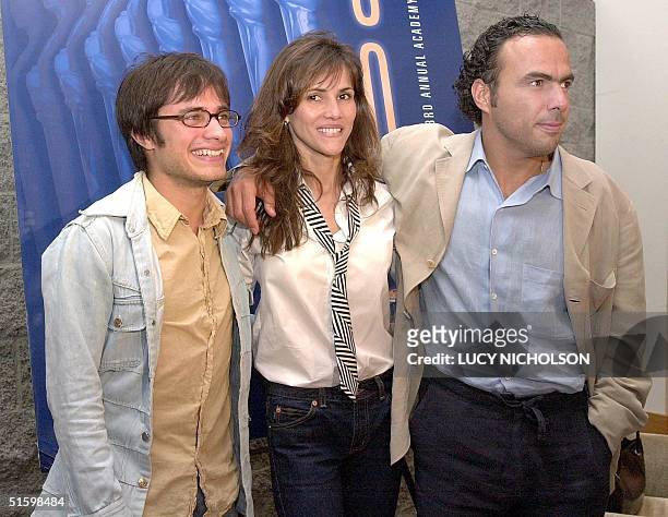Mexican director of "Amores Perros" Alejandro Gonzalez Inarritu poses with the film's stars Spanish actress Goya Toledo and Mexican actor Gael Garcia...