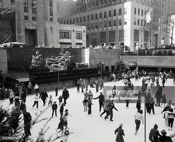 New York City: Skaters on ice at Rockefeller Center in winter in the sunken garden. Undated photograph, BPA2# 3325. GENDREAU COLLECTION.