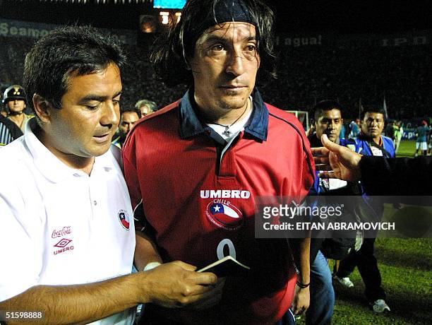 Chile's Ivan Zamorano leaves the field after Peru defeated his team 3-1 in a World Cup 2002 elimination game in Lima 27 March 2001. El chileno Ivan...