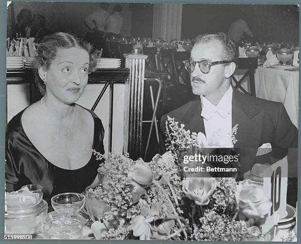 Candid Hollywood. Bette Davis doing a female Albert Einstein with her mind in the clouds...what can she be possibly thinking of that intrigues both...