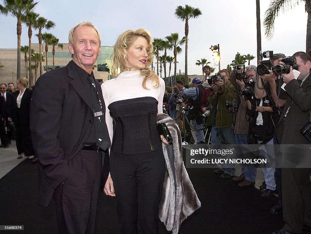 Australian actor Paul Hogan (L) and his wife, US a