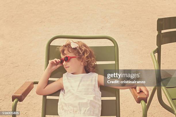 sunbathing in paris - jardín de las tullerías fotografías e imágenes de stock