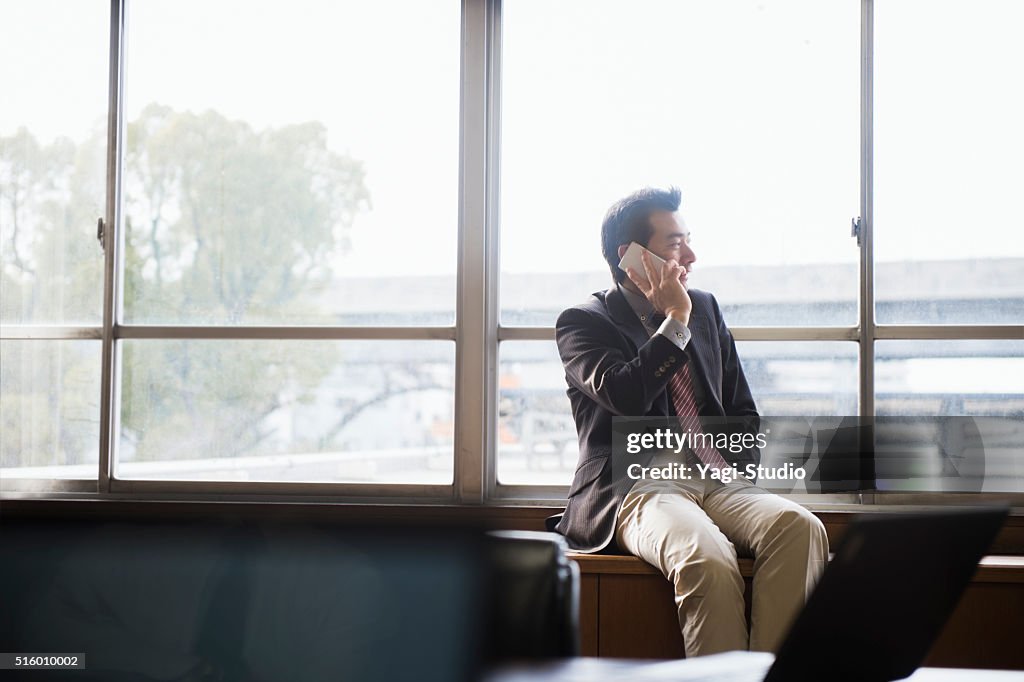 Geschäftsmann mit einem Smartphone im Büro