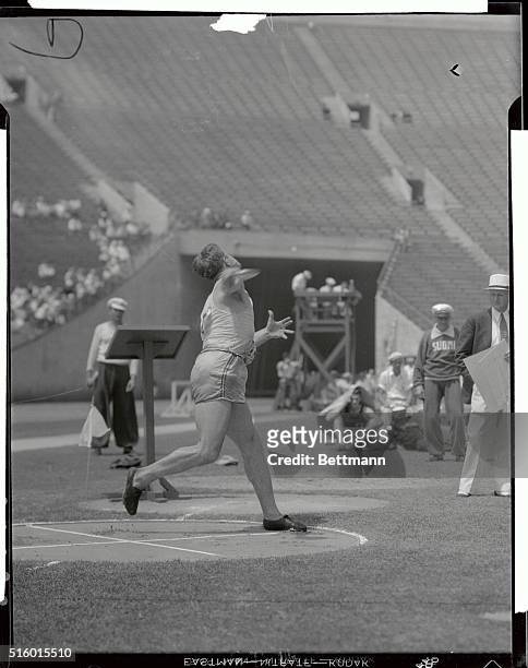 LOS ANGELES 1932 OLYMPIC GAMES: J.BAUSCH OF THE U.S. THROWING THE DISCUS IN THE DECATHLON.