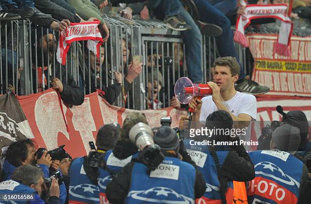 Thomas Mueller of Bayern Muenchen celebrates with the fans after the UEFA Champions League Round of 16 second leg match between FC Bayern Muenchen...