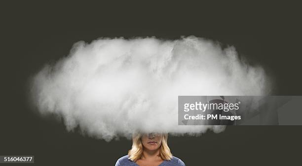 woman's head in a cloud - ignorancia fotografías e imágenes de stock