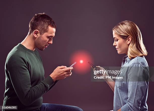 smartphone connection - dating stockfoto's en -beelden