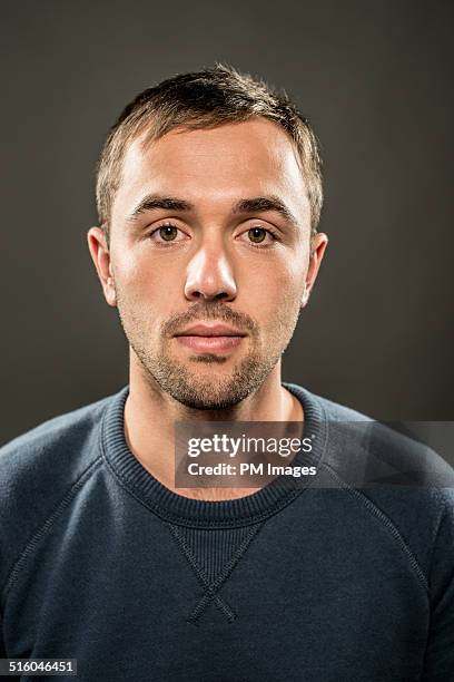 young man portrait - decote-redondo-decote - fotografias e filmes do acervo