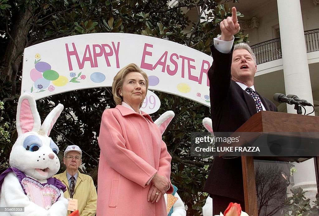 US President Bill Clinton (R) and First Lady Hilla