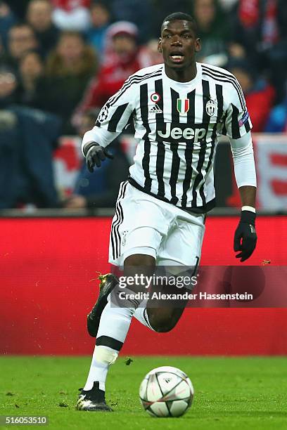 Paul Pogba of Turin runs with the ball during the UEFA Champions League Round of 16 Second Leg match between FC Bayern Muenchen and Juventus at...