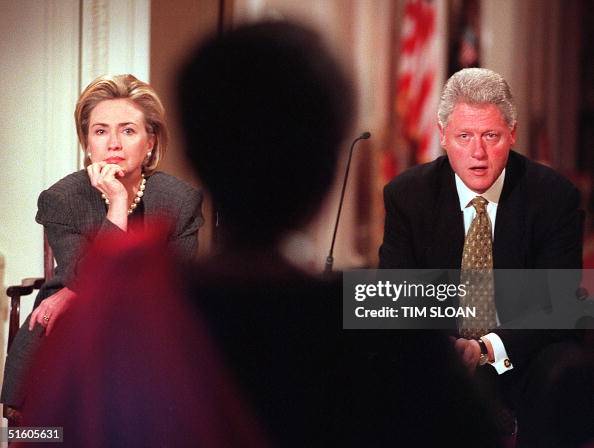 US President Bill Clinton (R) and First lady Hilla US President Bill Clinton (R) and First lady Hilla