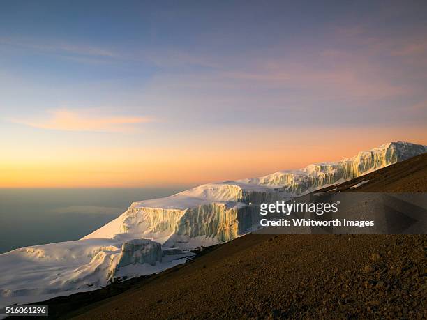 dawn on glacier near mt kilimanjaro summit, tanzania - タンザニア ストックフォトと画像
