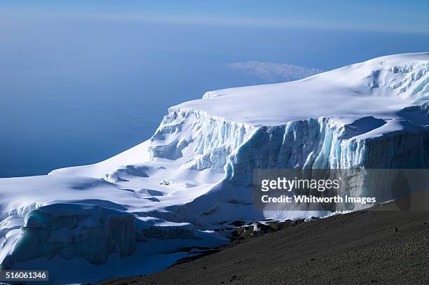 glacier near mt kilimanjaro summit, tanzania - mt kilimanjaro stockfoto's en -beelden