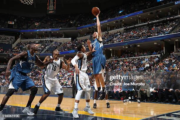 Tayshaun Prince of the Minnesota Timberwolves shoots the ball against the Memphis Grizzlies on March 16, 2016 in Memphis, Tennessee. NOTE TO USER:...