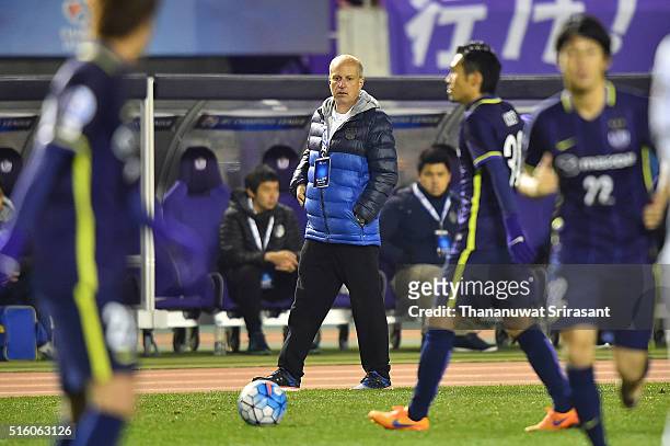 Alexandre Gama head coach of Buriram United looks on during the AFC Champions League match between Sanfrecce Hiroshima and Buriram United on March...