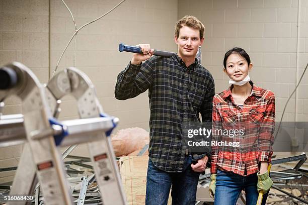 couple construction workers - sledgehammer stockfoto's en -beelden