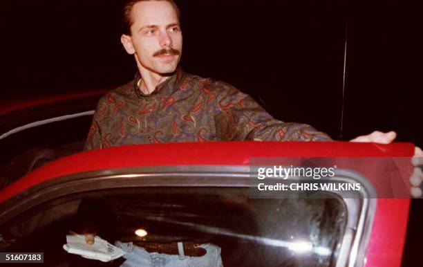 Jeff Gillooly, ex-husband of figure skater Tonya Harding, listens to questions from cameramen 15 January 1994 after picking up the mail outside the...