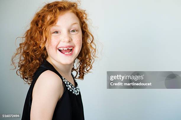 laughing redhead little girl with freckles and missing tooth. - vrouw spleetje tanden stockfoto's en -beelden