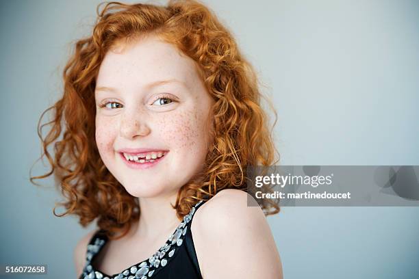 smiling redhead little girl with freckles and missing tooth. - vrouw spleetje tanden stockfoto's en -beelden