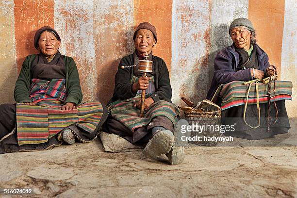 três mulher tibetana de algumas rezas em nã manthang, nepal - tibetan ethnicity imagens e fotografias de stock