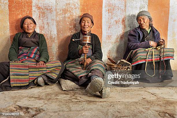 three tibetan women praying in lo manthang, nepal - 羅馬丹 個照片及圖片檔