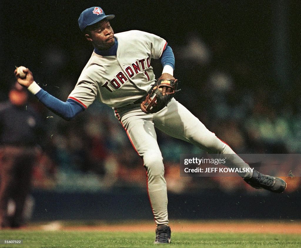 Toronto Blue Jays third baseman Tony Fernandez thr
