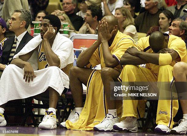 Los Angeles Lakers Kobe Bryant , Sean Rooks and Ruben Patterson sit on the bench as the Western Conference semifinal against the San Antonio Spurs 23...