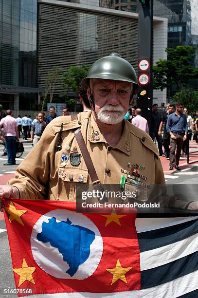 veteran soldier - protestors march in sao paulo after impeachment of pres dilma rousseff stockfoto's en -beelden