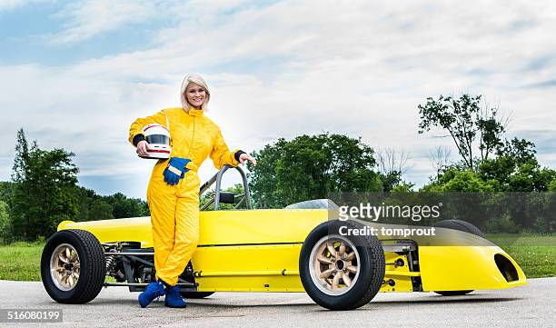 driver femmina con un'auto da corsa di formula ford" - pilota di auto da corsa foto e immagini stock