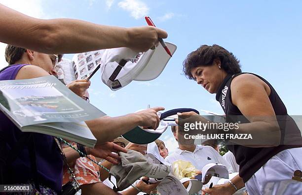 Women's golf legend Nancy Lopez signs autographs 02 June during a practice round at the 1999 US Women's Open at Old Waverly Golf Course in West...