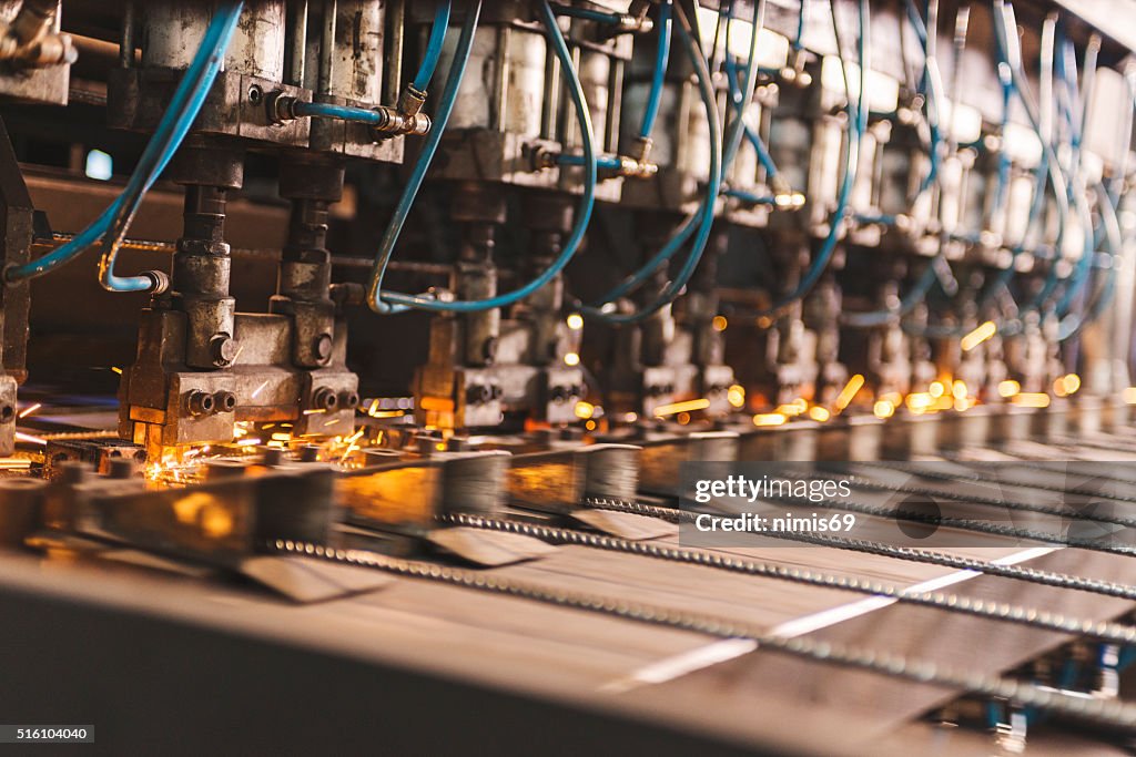 Part of the machine for welding wire mesh in action