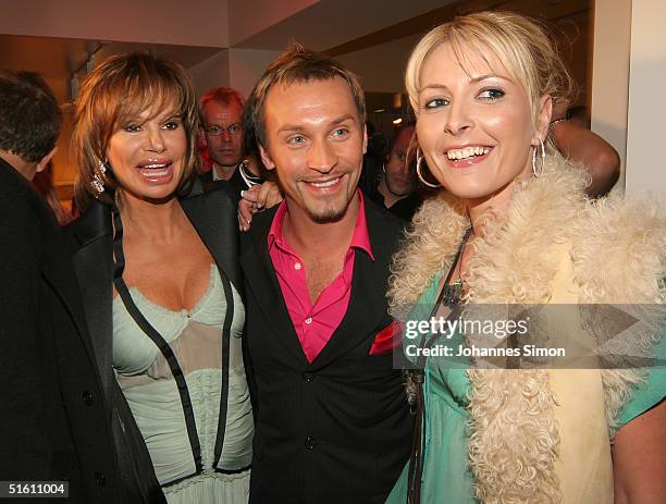 Simone Kahn , wife of FC Bayern Muenchen football goalgetter Oliver Kahn and her friend Timo Leibner arrive together with shopkeeper Marion...