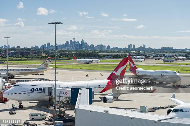 sydney airport und die skyline der stadt - qantas stock-fotos und bilder