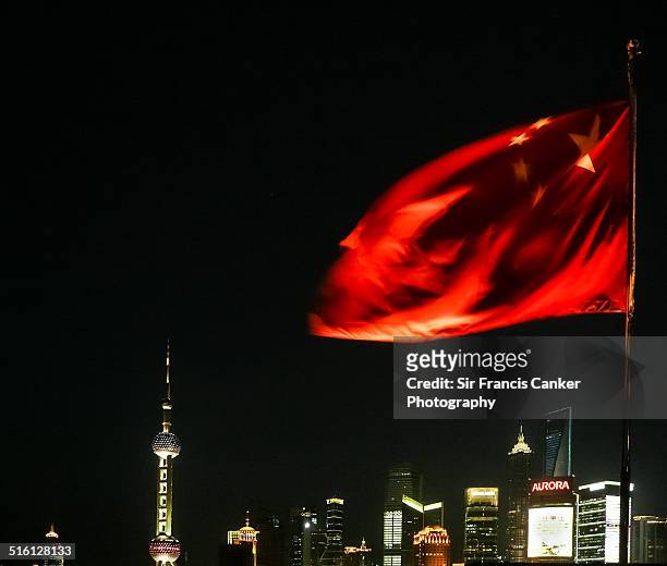 chinese flag over shanghai skyline at night - russia skyline stock pictures, royalty-free photos & images