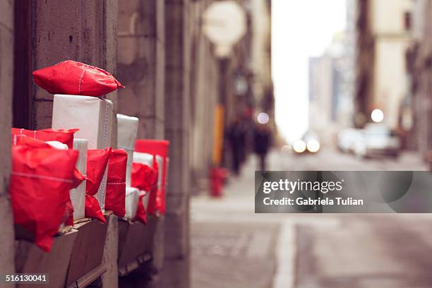 christmas gifts in the window of a house - adornos navidad stockfoto's en -beelden