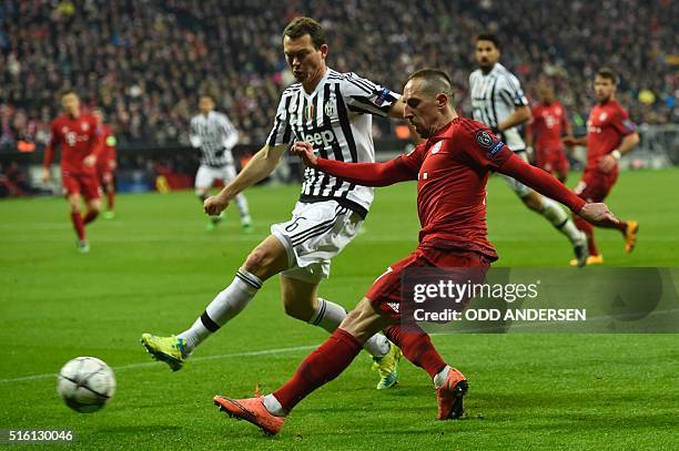 Bayern Munich's French midfielder Franck Ribery and Juventus' defender from Switzerland Stephan Lichtsteiner vie for the ball during the UEFA...