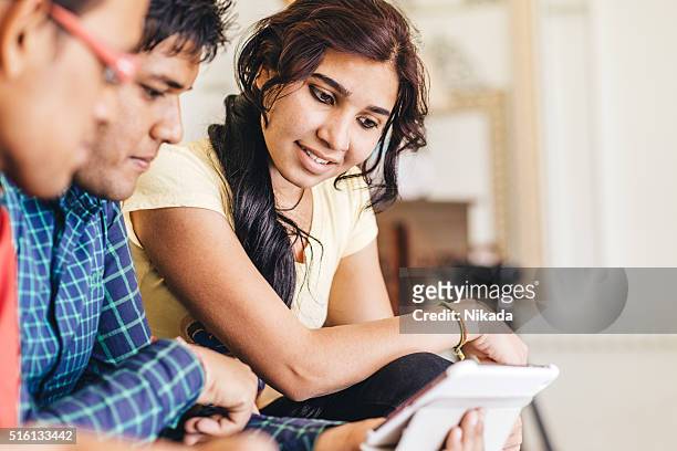 jovem indiana amigos usando tablet digital - indian college students imagens e fotografias de stock