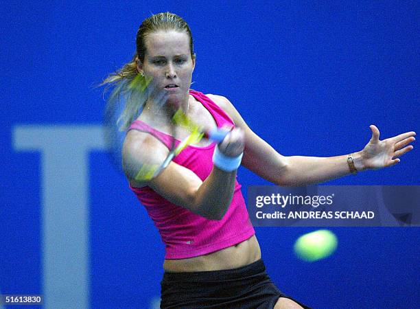 Meghann Shaughnessy vies in the single women's quarter-final in the Linz Open Tennis EA-Generali tournament 29 October 2004 in Vienna.