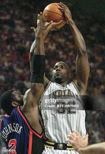 Dale Davis of the Indiana Pacers shoots over Larry Johnson of the New York Knicks 09 June during the first half of game five of their NBA Eastern...