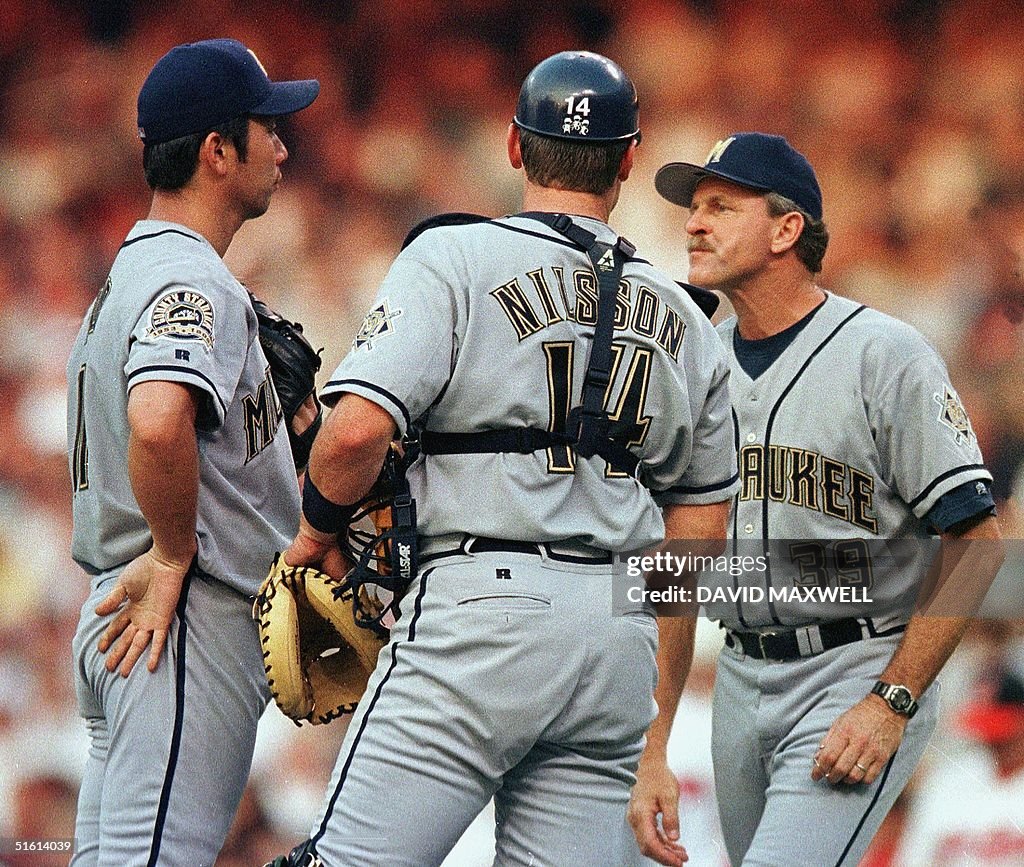 Milwaukee Brewers pitcher Hideo Nomo (L) is joined