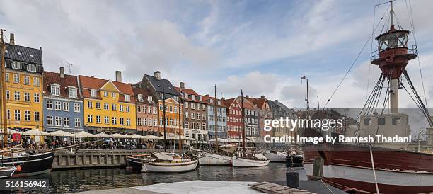 panorama scene of nyhavn - copenhaga fotografías e imágenes de stock