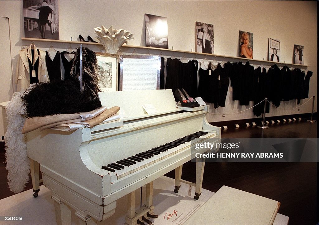 Marily Monroe's white lacquered baby grand piano i