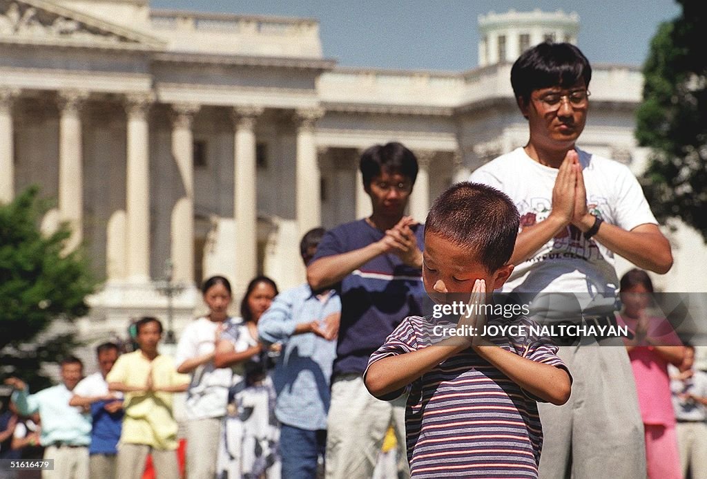 Falungong followers meditate 29 July, 1999, outsid